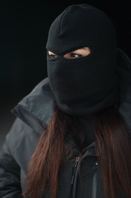 Фото девушка бандитка в маске
